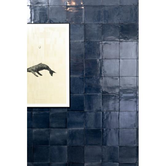 malorozmerna rustikalna natur modra leskla dlazba kuchyna kupelna mediteran rucne vyrobena glazovana obkladacka 15x15cm antik patinovana vlnita modra.jpg